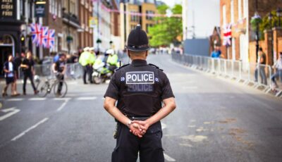 الشرطة البريطانية تتهم ثلاثة بقتل طفلة بينهم والدها