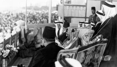حضور الملك عبدالعزيز والملك فاروق لسباق الخيل قبل 74عامًا ..صورة