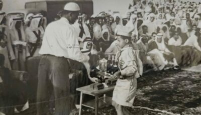 الأمير عبدالله بن جلوي يشارك في حفل رياضي بالدمام قبل 63 عامًا..صورة