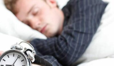 إتباع هذه العادة عند النوم تزيد من ظهور الشيخوخة