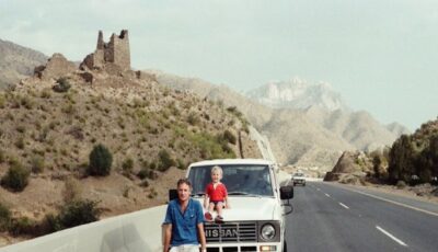 صورة مبهجة لسائح وطفل أمام الجبل الأبيض قبل 38 عاما